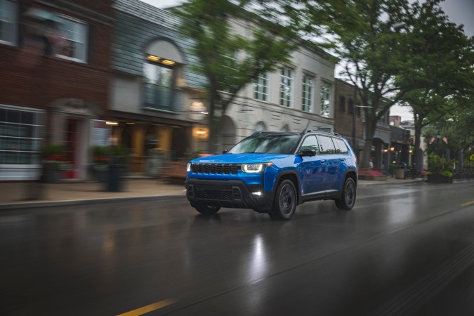 Jeep Cherokee 2026 ofrece buenas capacidades de seguridad y conducción.