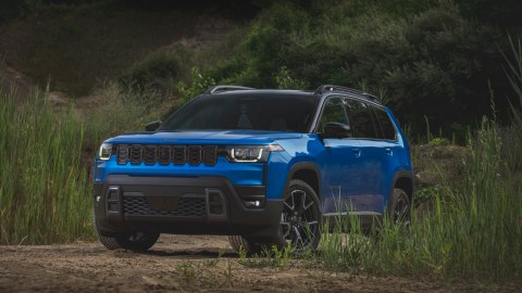 Jeep Cherokee 2026 llega con nuevo sistema híbrido.