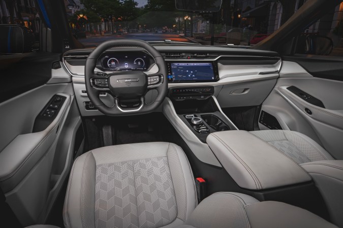 Jeep Cherokee 2026 tiene un interior espacioso y elegante.