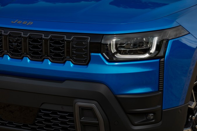 Jeep Cherokee 2026 tiene unas nuevas luces LED.