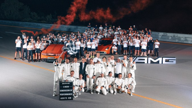 Mercedes Concept AMG GT XX rompió el récords de recorrer la distancia equivalente a una vuelta alrededor de la tierra por el ecuador.