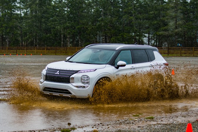 Mitsubishi Outlander Trail Edition 2025 tiene capacidades todoterreno.