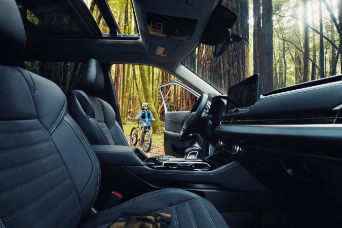 Mitsubishi Outlander Trail Edition 2025 tiene asientos con cuero y gamuza.