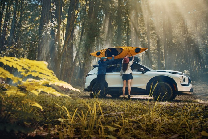 Mitsubishi Outlander Trail Edition 2025 tiene capacidades para trasladar canoas.