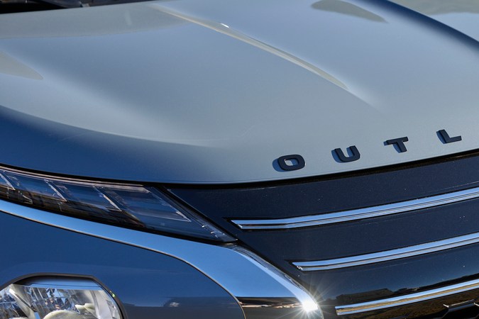 Mitsubishi Outlander Trail Edition 2025 tiene detalles en mate y negro.