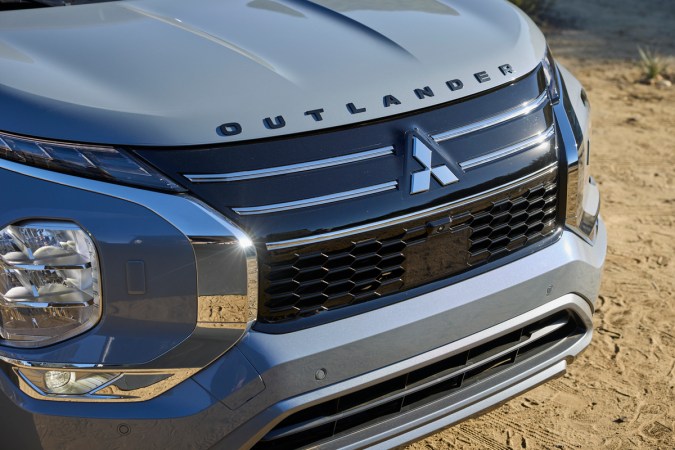Mitsubishi Outlander Trail Edition 2025 tiene detalles en mate y negro.