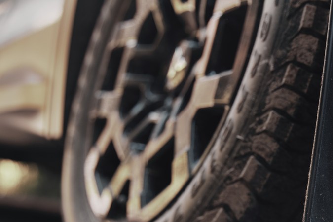 Mitsubishi Outlander Trail Edition 2025 usa llantas todoterreno 18 pulgadas.