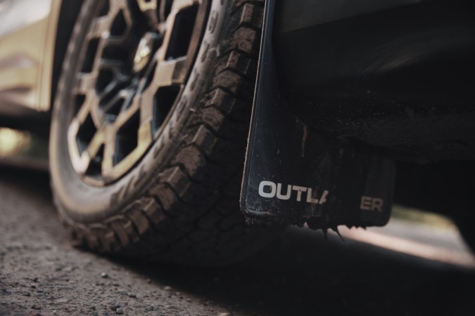 Mitsubishi Outlander Trail Edition 2025 usa llantas todoterreno 18 pulgadas.