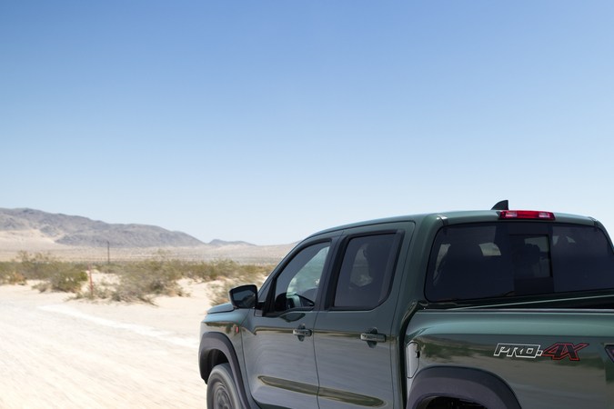 Nissan Frontier Pro-4X Roush 2026 tiene elementos todoterreno.