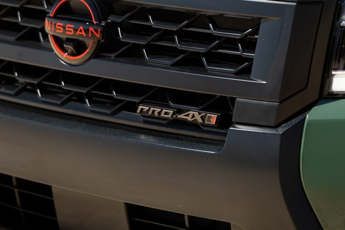 Nissan Frontier Pro-4X Roush 2026 tiene insignias exclusivas Roush.