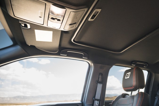 Nissan Frontier Pro-4X Roush 2026 tiene acabados exclusivos en el interior.