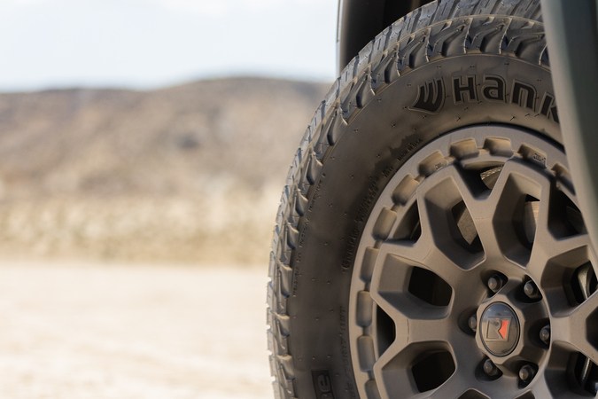 Nissan Frontier Pro-4X Roush 2026 tiene rines de titanio.