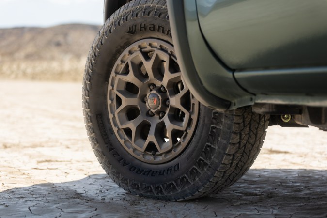 Nissan Frontier Pro-4X Roush 2026 tiene rines de titanio.