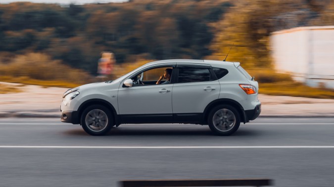 Nissan Rogue sobre una autopista