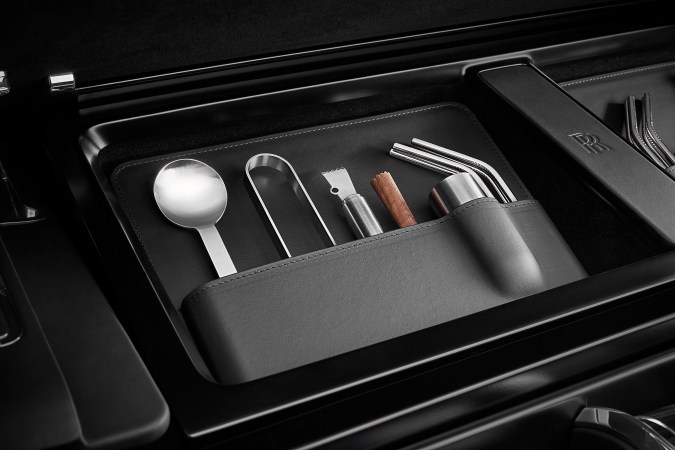 Puedes disfrutar el mejor coctel en un SUV de súper lujo Rolls Royce. Puedes disfrutar el mejor coctel en un SUV de súper lujo Rolls Royce.