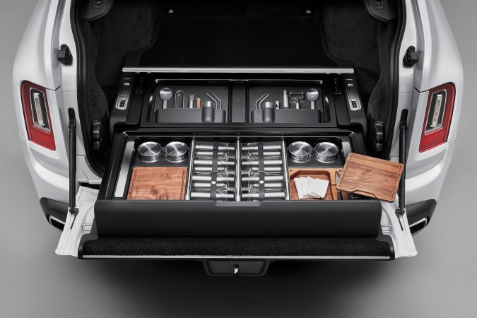 El exclusivo set de picnic Rolls-Royce, diseñado a medida para la Cullinan Serie II. El exclusivo set de picnic Rolls-Royce, diseñado a medida para la Cullinan Serie II.