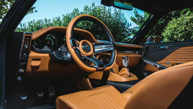 Ringbrothers Octavia es un interior con cuero crema que suma elegancia.