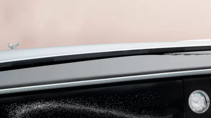 Rolls-Royce Spectre Primavera: Un auto eléctrico que fusiona lujo y naturaleza.