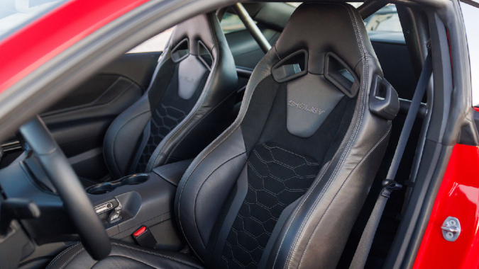 Shelby Super Snake R 2026 tiene un interior con grandes acabados en cuero.