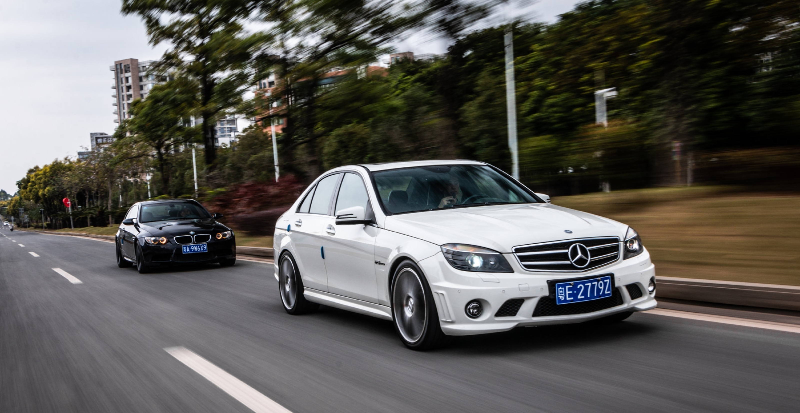 Un marino Mercedes-AMG C63 blanco y un coupe BMW