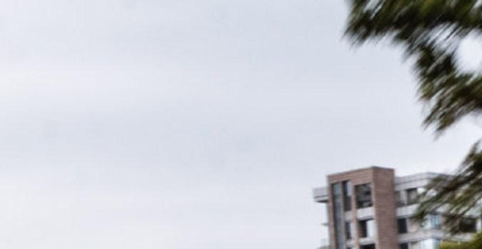 Un marino Mercedes-AMG C63 blanco y un coupe BMW