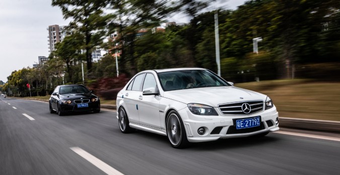 Un marino Mercedes-AMG C63 blanco y un coupe BMW
