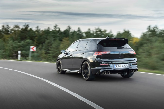 Golf R Black Edition 2025: 328 hp y diseño negro que redefine el rendimiento.