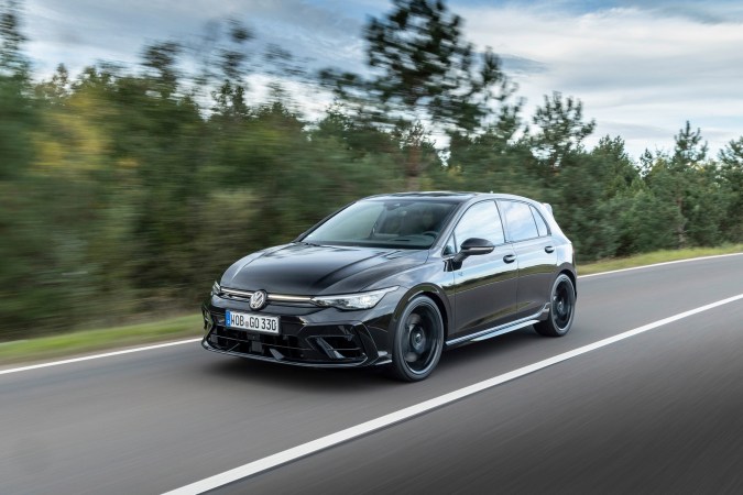 Descubre el VW Golf R Black Edition 2025: potencia y estilo en un hot hatch único.