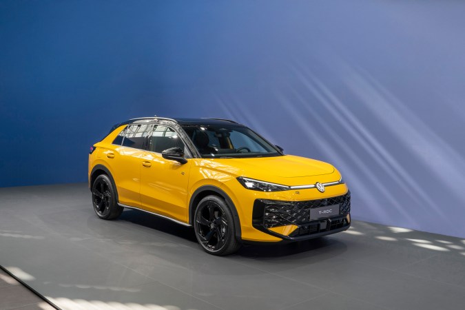 Volkswagen T-Roc 2026 tiene nuevas tecnologías como el HUD.