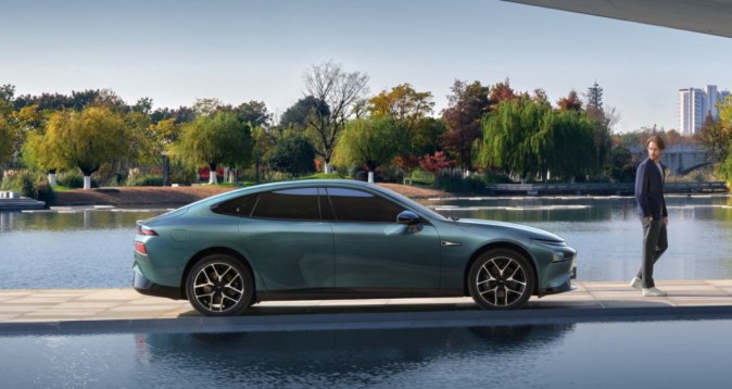 Xpeng P7: 820 km de autonomía y carga ultrarrápida en 10 minutos.