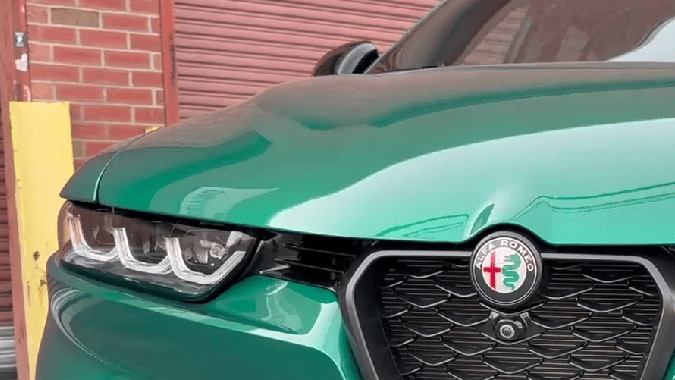 Alfa Romeo Tonale Tributo Italiano 2025 destaca su parrilla emblemática.