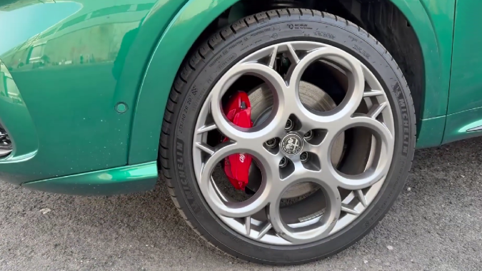 Alfa Romeo Tonale Tributo Italiano 2025 tiene unos rines de diseño exclusivo de cinco aros.