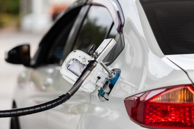 Cuántas millas recorre un auto por cada litro de combustible