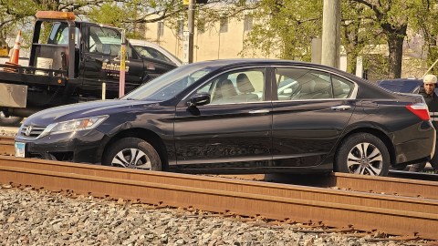automóvil en medio de la vía del tren