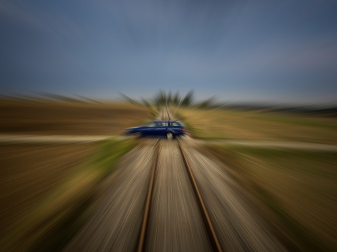 vías de tren con carro detenido