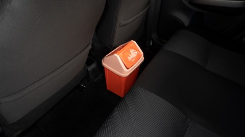 Los botes de basura para auto son esenciales para autos.
