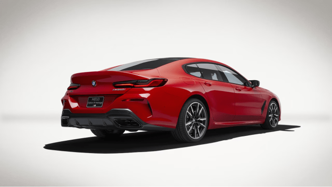 BMW M850i Edition M Heritage 2026 resalta el clásico color rojo.
