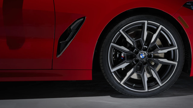 BMW M850i Edition M Heritage 2026 tiene llantas especiales.