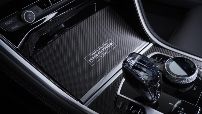 BMW M850i Edition M Heritage 2026 tiene una placa de cristal con el número de edición.