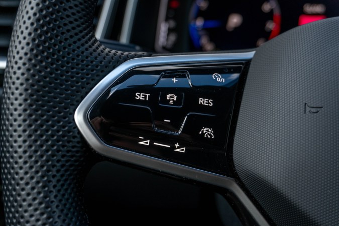 Muchos volantes tienen botones táctiles para el control de varias funciones.