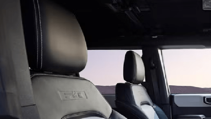 Ford Bronco 2026 60 Aniversario tiene un interior bitono exclusivo.