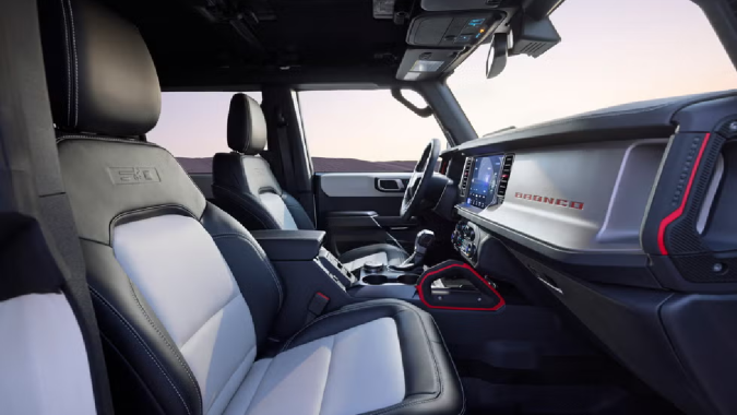 Ford Bronco 2026 60 Aniversario tiene un interior bitono exclusivo.