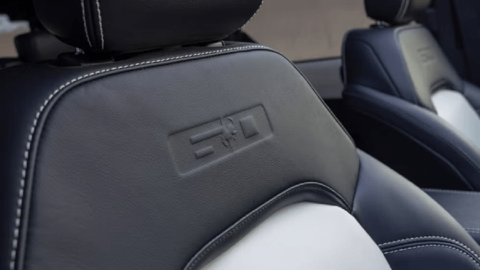 Ford Bronco 2026 60 Aniversario tiene un interior personalizado.