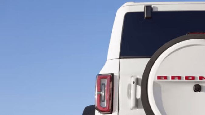 Ford Bronco 2026 60 Aniversario está combinada en blanco Wimbledon y rojo rubí.