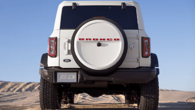 Ford Bronco 2026 60 Aniversario está combinada en blanco Wimbledon y rojo rubí.