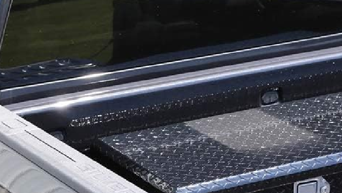 Caja de herramientas deslizamiento para camionetas pick-up Red Label DeeZee ofrece facil acceso y comodidad.