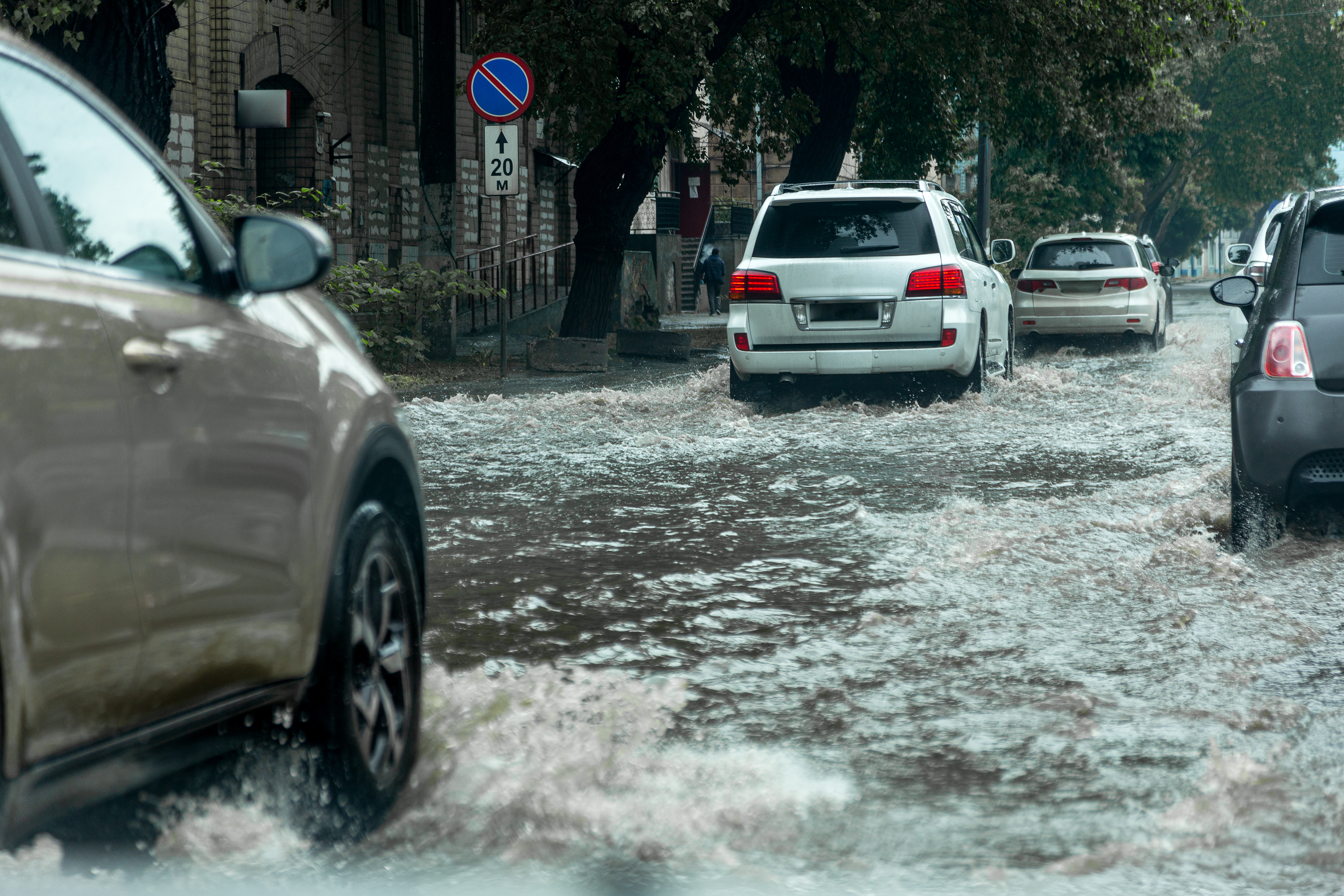 conducir por carretera inundada