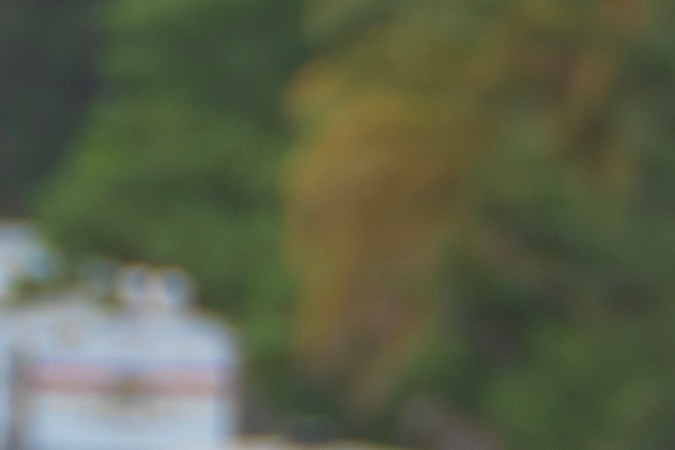 carretera inundada con vehículo estancado