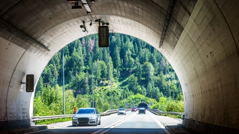 conducir en un túnel