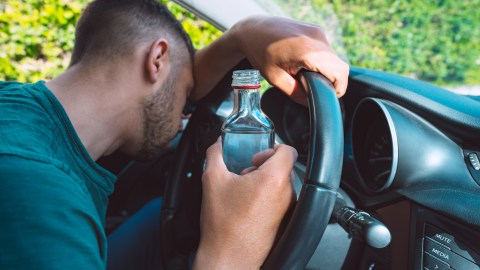 conducir con una botella abierta